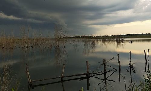 Рыбак на озере в республике Мордовия